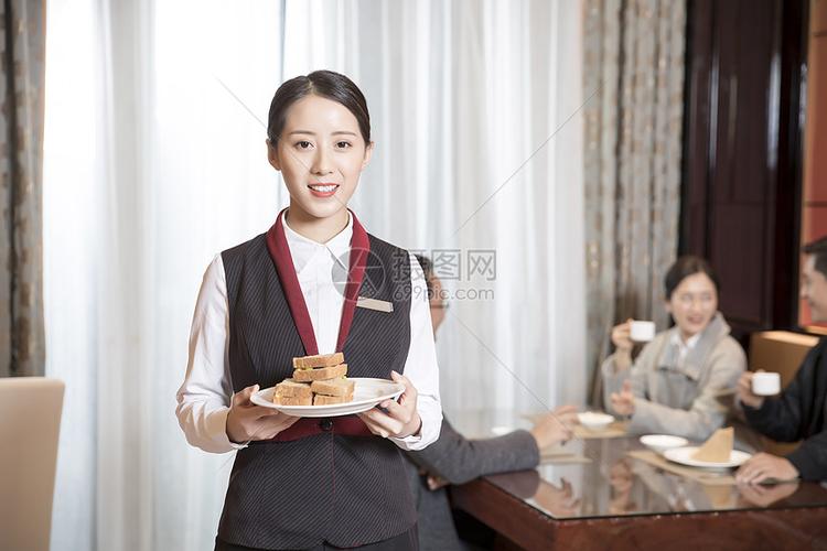 酒店服务员送餐服务高清图片下载-正版图片501120511-摄图网