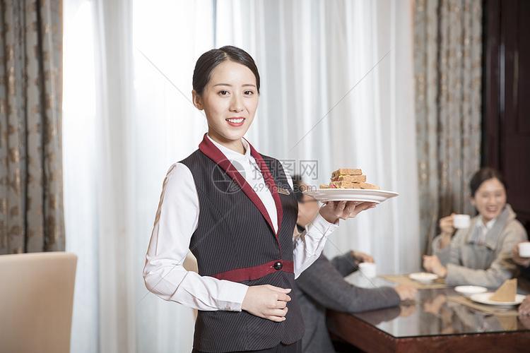 酒店服务员送餐服务高清图片下载-正版图片501120510-摄图网